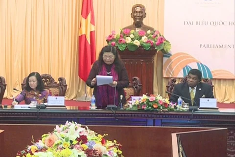 越南国会副主席丛氏放在研讨会上致辞